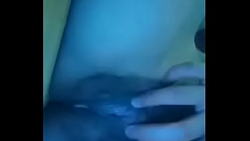 Femme au foyer mature seule à la maison et voir du porno et masterbate avec Big Dido