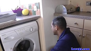Madura faz encanador em sua casa pornô