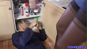 Мастурбирует