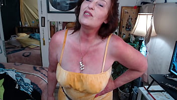 Femme à longues jambes escaliers porno